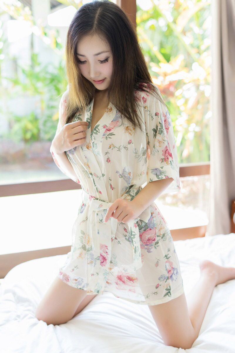 白色/黑色透視碎花性感短裙睡衣:夢幻與誘惑的結合 6 唯美碎花性感睡衣,薄紗質地,溫柔包裹肌膚,盡顯女人味
