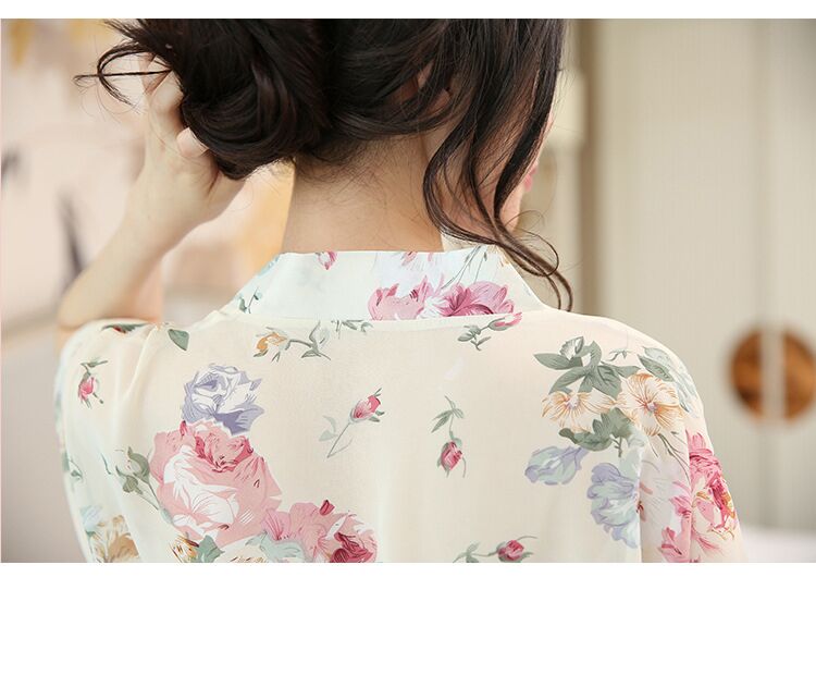 白色/黑色透視碎花性感短裙睡衣:夢幻與誘惑的結合 3 性感碎花睡衣,輕薄透氣材質,帶來舒適與誘惑並存的體驗