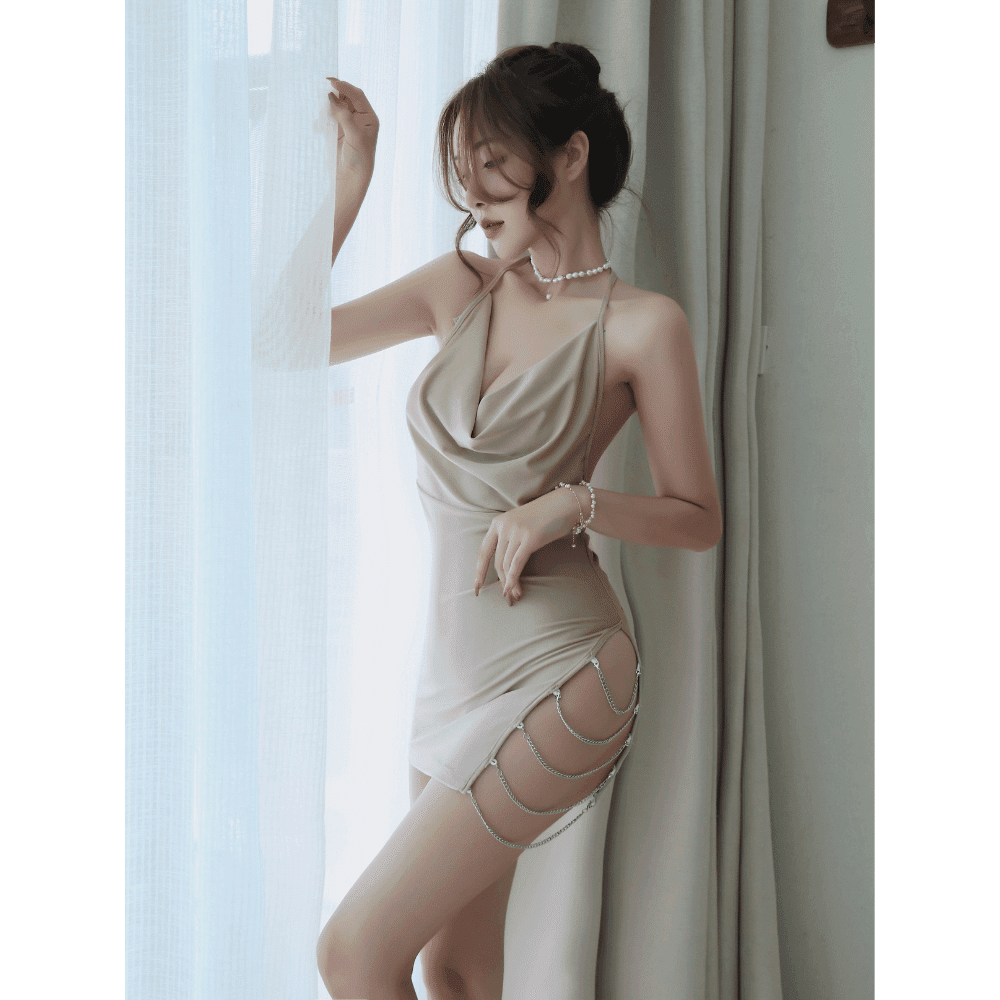 「性感緞面裸背鍊條連身裙」|挑逗視覺極限的情趣睡衣,閨房魅惑首選 7 高衩情趣吊帶洋裝,緞面垂領打造慵懶性感